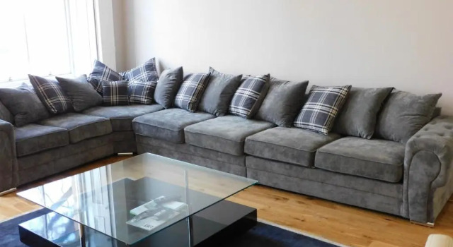 WEST END - Stunning, spacious, 3 bedroom, main door flat with private parking, Забронировать Отель Отели Glasgow & The Clyde Valley с парковкой, Парковка