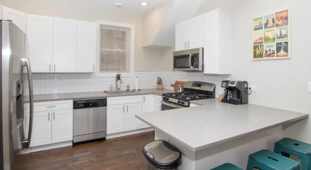 Апартаменты 2 Level Home near Wrigley