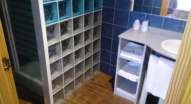 Трёхместный номер Standard Isis de Cuenca Alojamiento Superior especial para Moteros con Piscina