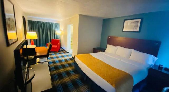 Номер Standard с балконом и с видом на озеро Days Inn & Suites by Wyndham St. Ignace Lakefront