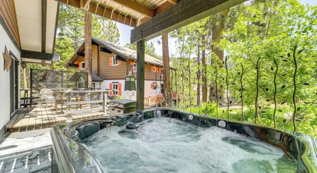 Walk to Diamond Peak: Luxe Chalet w/ Mtn-view Deck, 预订 小木屋 North Lake Tahoe 加利福尼亚州