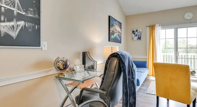 Charming Condo w/ Balcony, 1 Mi to UNC Charlotte!, Buchen Sie Ferienwohnung University Place North Carolina