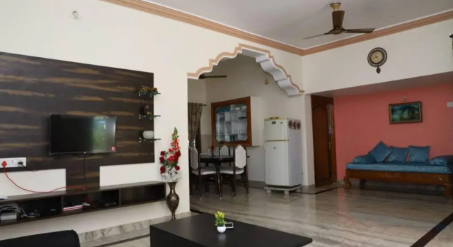 divine homestay tirupati villa, Rezerwuj Willa Hotele w Andhra Pradesh z parkingiem, Parking