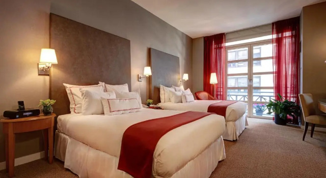 Четырёхместный номер Standard с балконом Hotel Giraffe by Library Hotel Collection