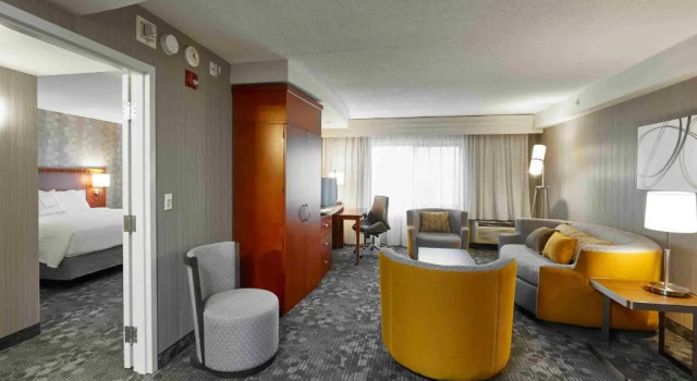Двухместный люкс c 1 комнатой Courtyard by Marriott Toronto Brampton