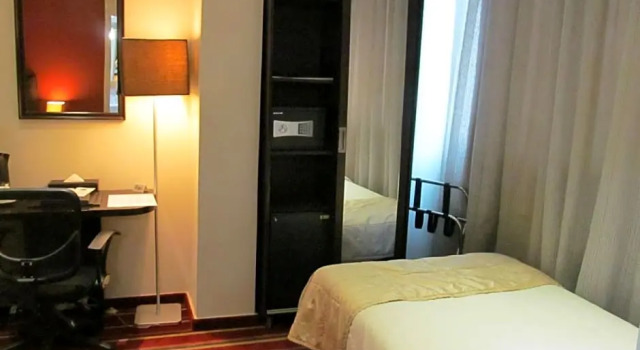Трёхместный номер Deluxe The J Hotel & Spa