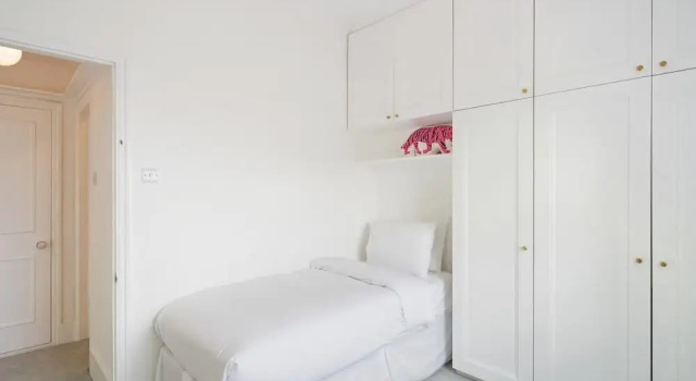 Sophisticated 2-bed, 2-bath apt in Chelsea, Забронировать Отель Лондон Большой Лондон, рядом с Аптекарский сад Челси