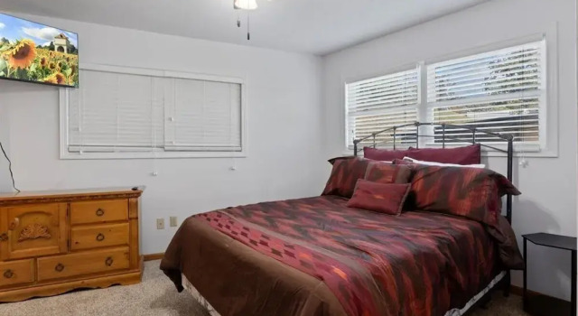 Newly Updated Interior, Sunroom w/ Hot Tub, Deck, Deep Water Dock, Boat & PWC Slips, Prenota Casa vacanze Hotel a Missouri con parcheggio, Parcheggio