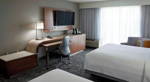Четырёхместный номер Standard с красивым видом из окна Courtyard by Marriott Toronto Airport