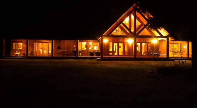 Serenity Pines Lodge in Shugart Flats, Book Feriehus Hoteller i Plain med parkering, Parkering