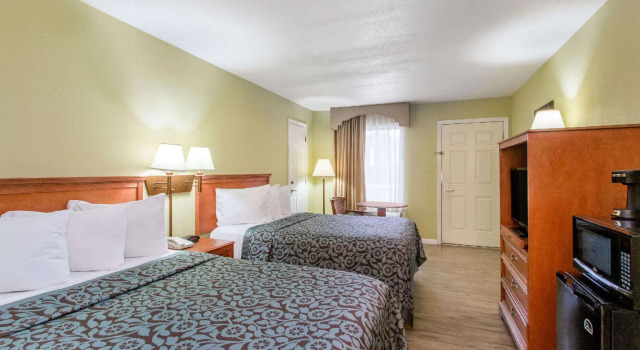 Четырёхместный номер Standard Days Inn by Wyndham Ormond Beach