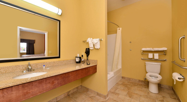 Четырёхместный номер Standard Americas Best Value Inn Tupelo