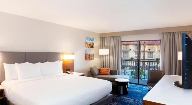 Номер Standard с балконом DoubleTree by Hilton Bakersfield