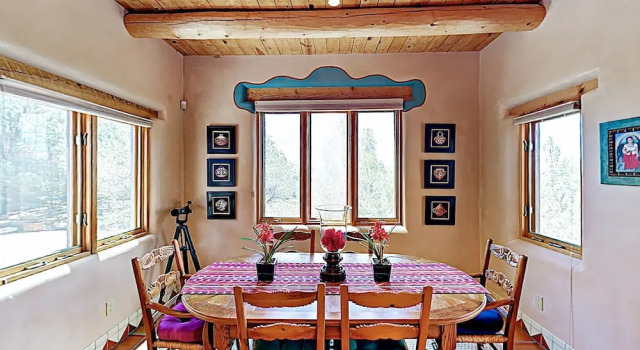 An Enchanting Casita W/ Patio & Kiva Fireplace Cottage