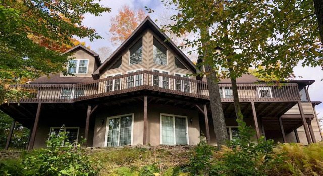 Steps to River: Big Bass Lake House w/ Grill!, Book Feriehus Sommerhuse i Pennsylvania, Hytte