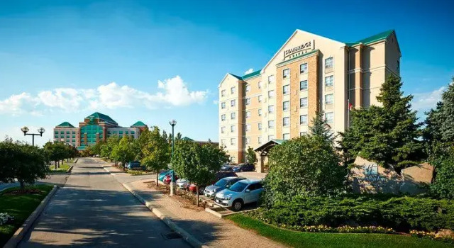 Кровать в общем номере Staybridge Suites Oakville Burlington by IHG