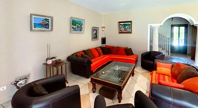 Villa in L'isle-sur-la-sorgue With Pool, Забронировать Вилла Виллы Овернь-Рона-Альпы, Вилла
