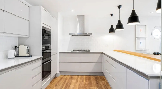 Коттедж 4-bed House Next To Harrods Private Parking