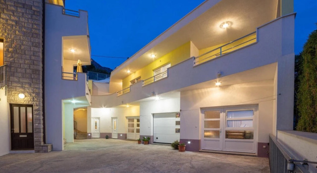 Amazing Home in Lokva Rogoznica With Wifi and 3 Bedrooms, Rezerwuj Hotel Hotele w Split-Dalmatia County z parkingiem, Parking