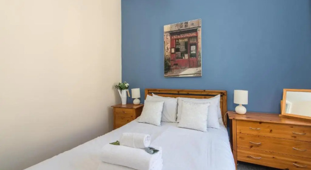 Downtown and central 1 bed in Edinburgh, sleeps 4, Забронировать Отель Лейт Эдинбург, рядом с Национальный музей Шотландии
