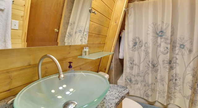 Коттедж Near Hiking & Golfing: Munds Park Cabin w/ Deck!