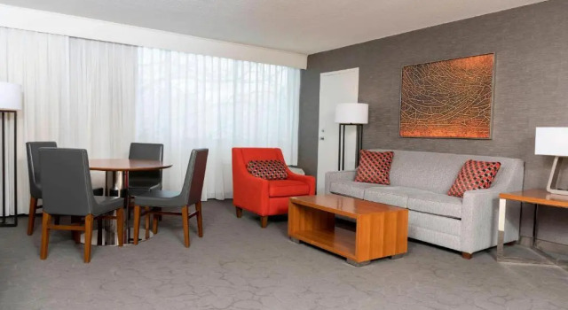 Люкс Sonesta Hotel Grand Rapids Airport