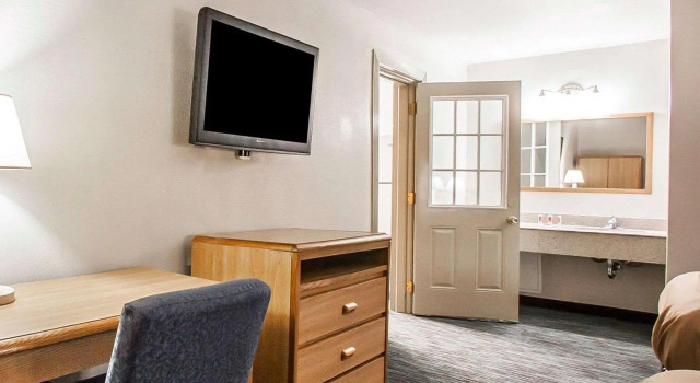 Четырёхместный люкс Econo Lodge Inn & Suites Jackson Northwest