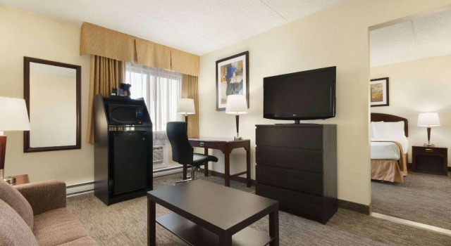 Двухместный люкс студия Travelodge by Wyndham Edmonton South
