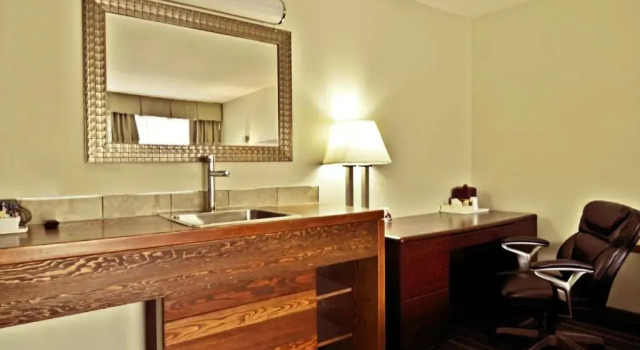 Двухместный люкс Цокольный этаж Travelodge by Wyndham Golden Sportsman Lodge