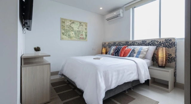 3BR Chic Oceanfront Apartment With Amazing City and Ocean Views, Забронировать Апартаменты/квартира Отели Картахены с бассейном, рядом с Пляж Кастильо-Гранде, Бассейн