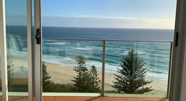 Апартаменты Deluxe с 2 комнатами с балконом Pacific Regis Beachfront Holiday Apartments