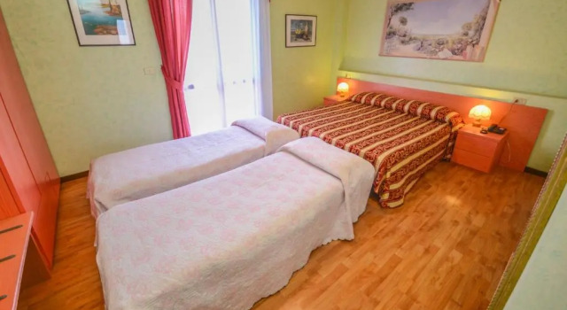 Четырёхместный номер Standard с балконом Hotel Benaco