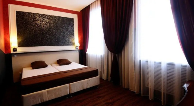 A-Hotel, Забронировать Отель Отели Оренбурга с парковкой, Парковка