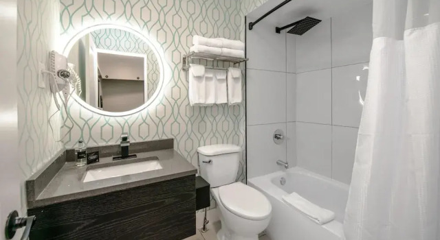 Двухместный номер Standard с балконом Coast Metro Vancouver Hotel