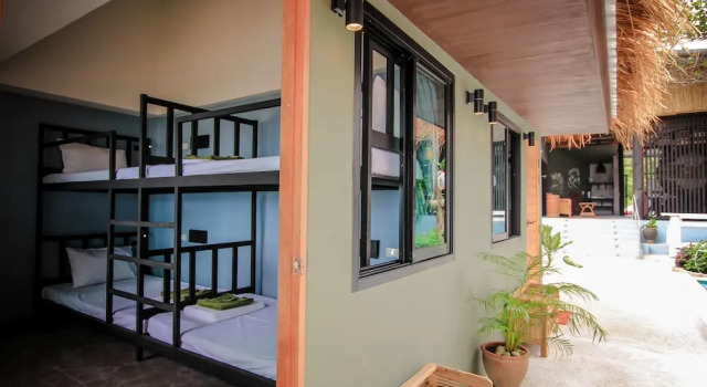 Кровать в общем номере Bandon Beach Bar & Hostel - Adults Only