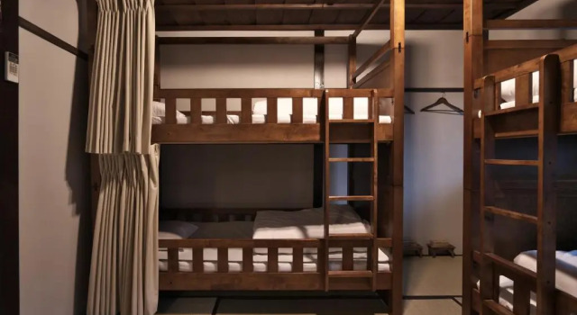 Кровать в общем номере (женский номер) Kanazawa Guest House East Mountain
