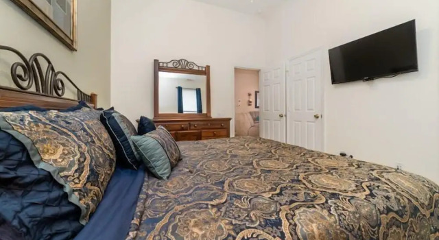 Gorgeous 4 Bedroom 3 Bath Pool Home in Windsor Palms Gated Resort, Book Ferieresort Hoteller i Four Corners med pool, Swimmingpool