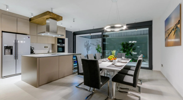 Pax in Sutivan with 3 bedrooms and 3 bathrooms