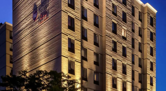 Кровать в общем номере Best Western Plus Plaza Hotel