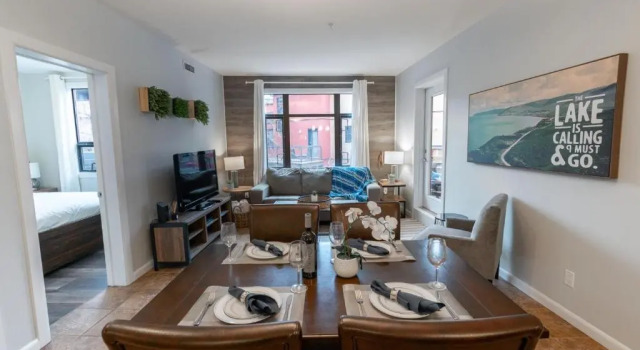 Bright and Airy Condo With Pool! #454, 预订 酒店 Kelowna 不列颠哥伦比亚省
