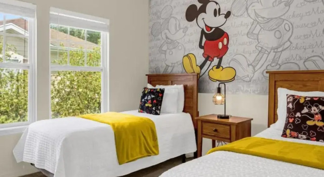 Luxury 4 BDR House Near Disney 11105