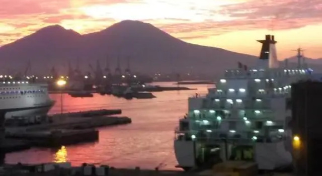Molo 33 Napoli, Buchen Sie Hotel Anlegestelle Molo Beverello Neapel