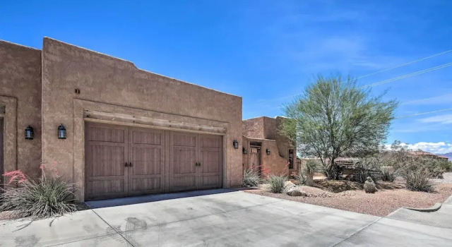 Patio, Grill & Yard: Pet-friendly Lake Havasu Gem, Забронировать Отель Лейк-Хавасу-Сити штат Аризона, рядом с Grace Arts Live