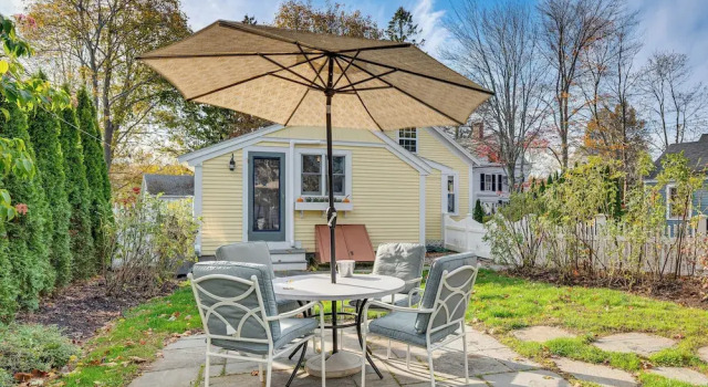 Коттедж < 1 Mi to Beach! Kennebunk Cottage w/ Yard