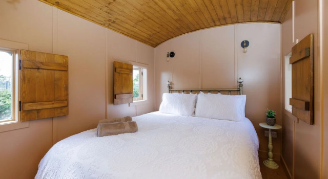 Beautifully Restored WW2 Carriage - Sleeps 6, Забронировать Апартаменты/квартира Апартаменты Исторического графства Суссекса, Апартаменты/квартира