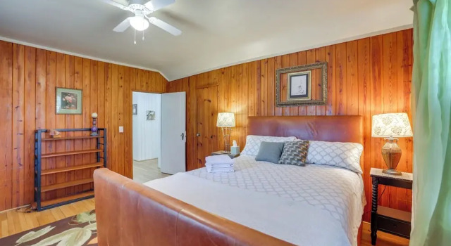 Unwind Fireside & Walk to Dtwn! Tyron Retreat