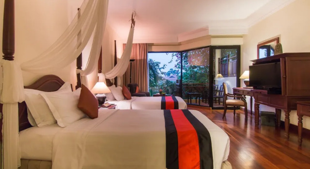 Номер Deluxe с балконом и с видом на сад Angkor Palace Resort & Spa