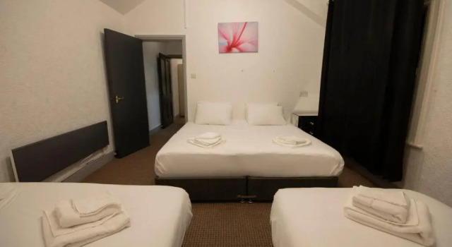 Четырёхместный номер Comfort Royal Hotel Kettering
