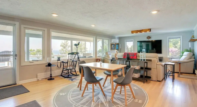 Коттедж Bayfront Home w/ Deck - 4 Mi to Downtown Plymouth!