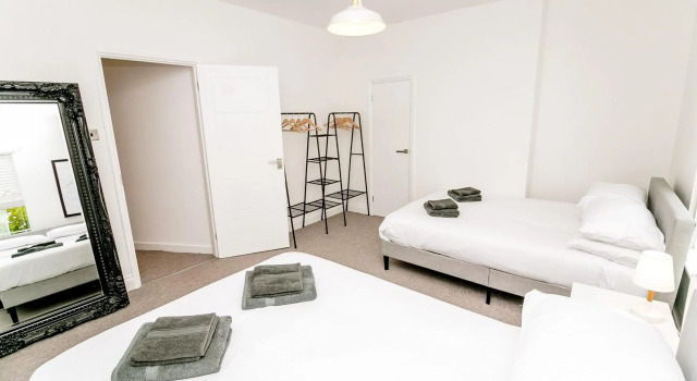 New city house, great location - with parking, Забронировать Отель Отели Норидж с парковкой, рядом с Квартал Тумленд, Парковка